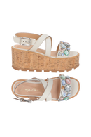 SANDÁLIA EM COURO OFF WHITE COM PEDRARIAS E PLATAFORMA FLAT