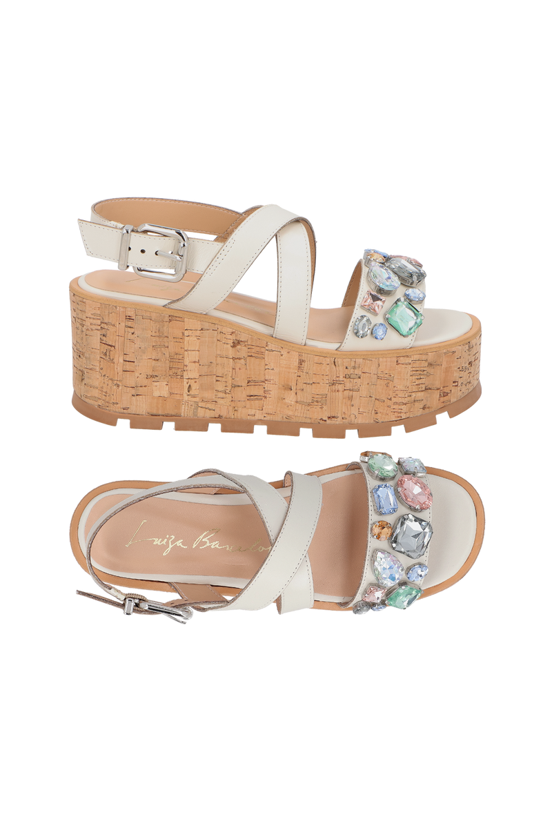 SANDÁLIA EM COURO OFF WHITE COM PEDRARIAS E PLATAFORMA FLAT