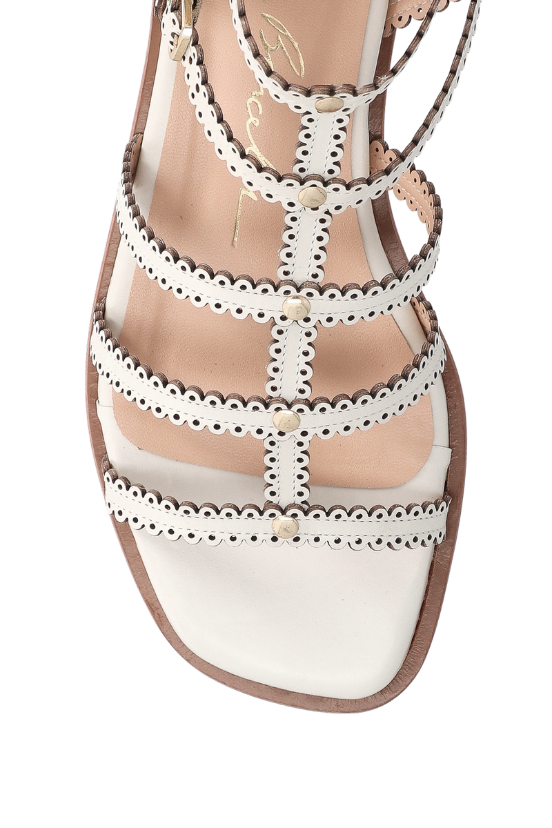 SANDÁLIA RASTEIRA EM COURO OFF WHITE COM RECORTES