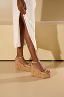 SANDÁLIA PLATAFORMA EM COURO DOURADO COM SOLADO EM CORTIÇA E ENFEITE METÁLICO