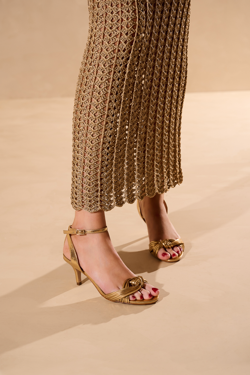 SANDÁLIA SALTO FINO ALTO EM METALIZADO OURO COM TIRAS FINAS CRUZADAS