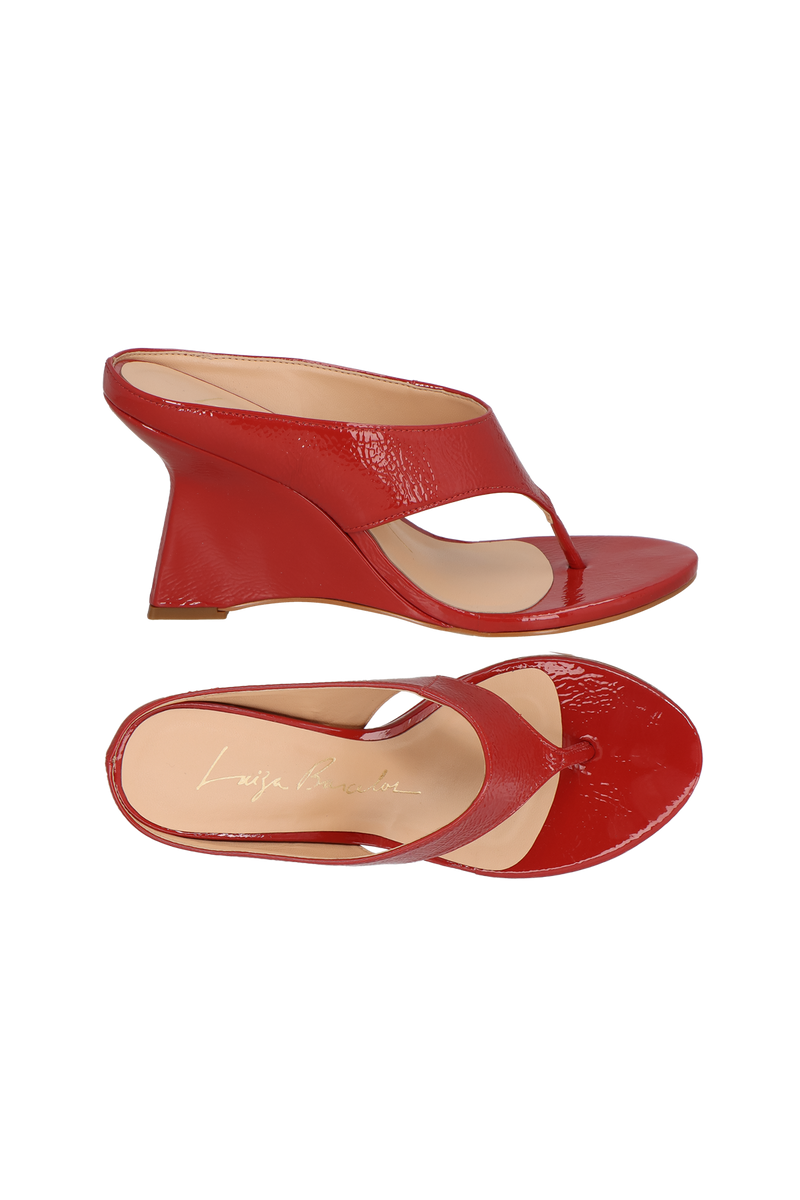 MULE DE DEDO EM VERNIZ VERMELHO COM SALTO ANABELA ESCULTURAL