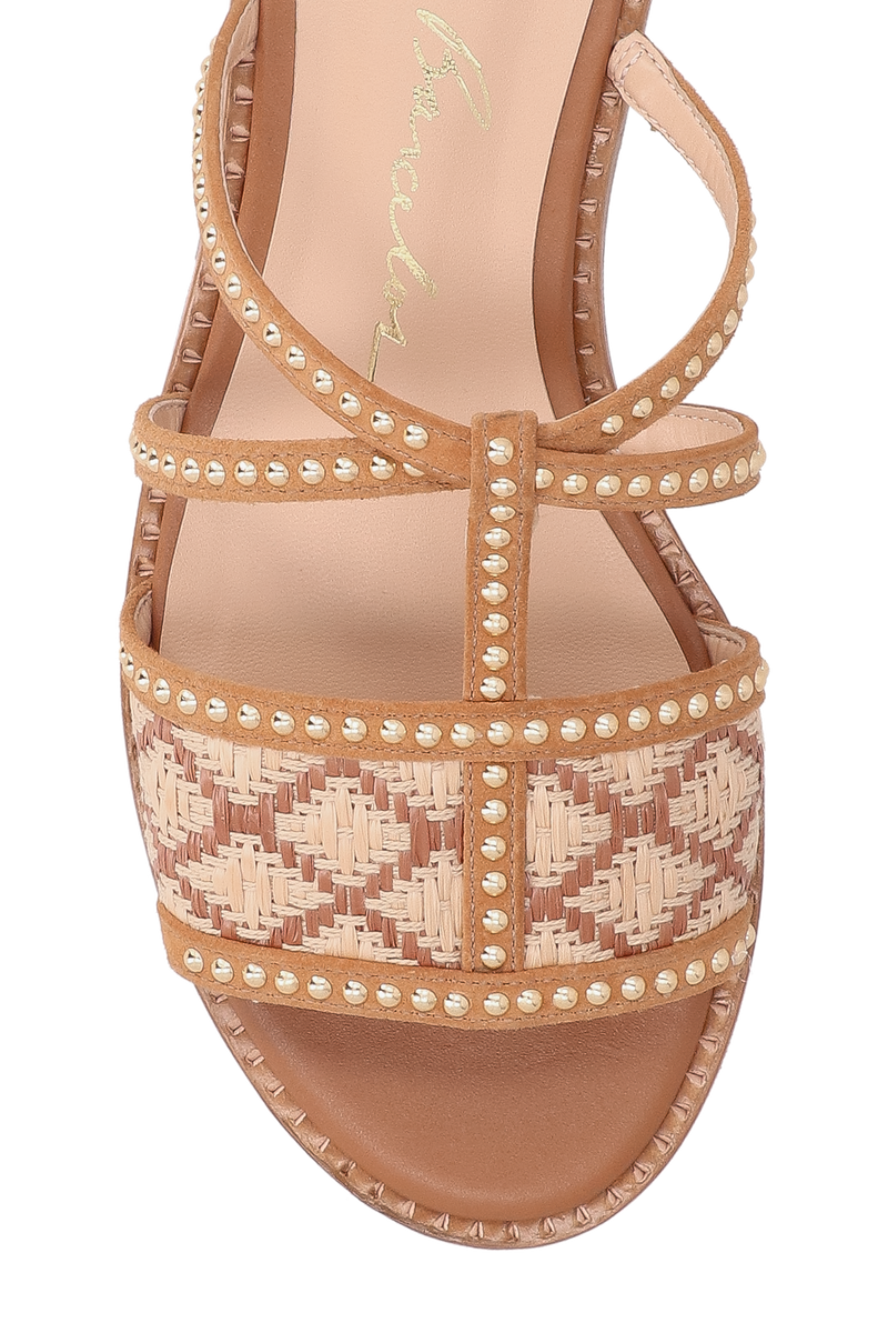 RASTEIRA EM COURO CARAMELO E PALHA COM APLICAÇÕES METÁLICAS