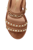 SANDÁLIA EM CAMURÇA CARAMELO COM SALTO BLOCO MÉDIO E APLICAÇÕES METÁLICAS