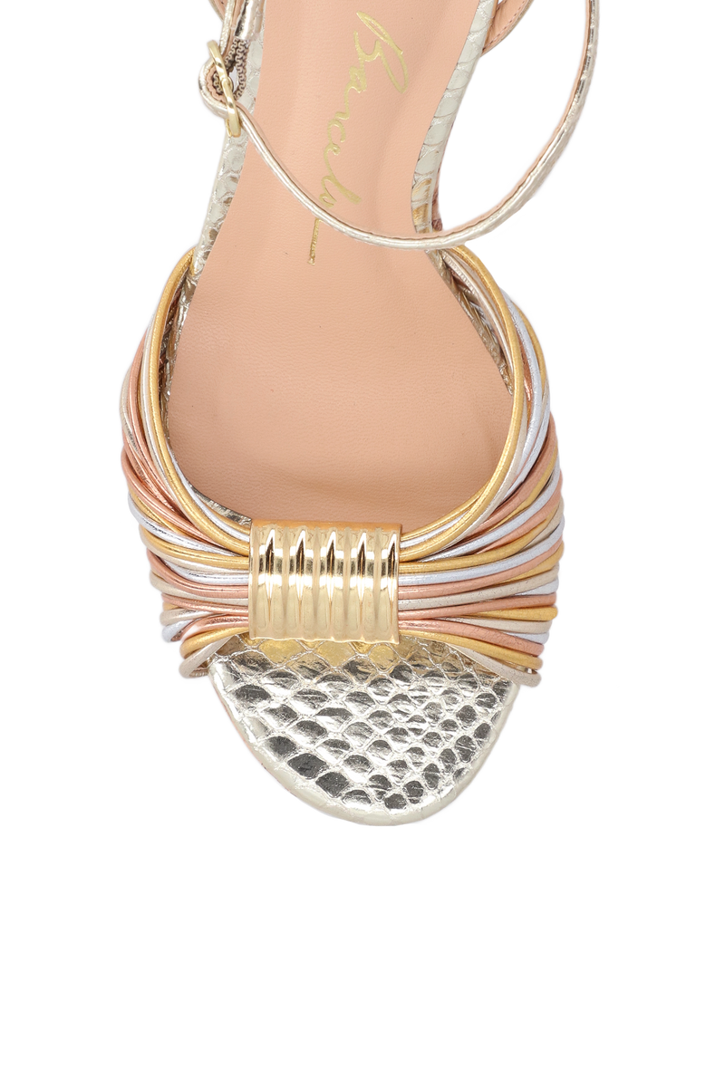 SANDÁLIA PLATAFORMA EM COURO DOURADO COM SOLADO EM CORTIÇA E ENFEITE METÁLICO