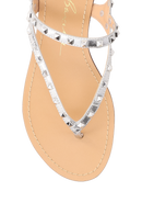 SANDÁLIA RASTEIRA EM COURO PRATA COM TACHINHAS