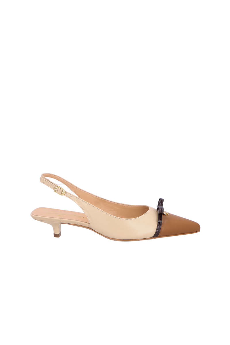 SCARPIN SLINGBACK EM COURO NATA COM BICO CARAMELO E SALTO BAIXO