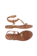 SANDÁLIA RASTEIRA EM COURO CARAMELO COM ENFEITE METÁLICO ESTRELA