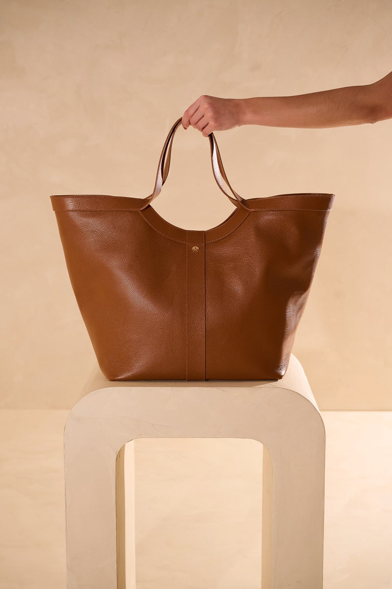 BOLSA GRANDE MINIMALISTA EM COURO CARAMELO