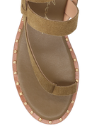 RASTEIRA DE DEDO EM CAMURÇA VERDE ASPARGO COM TIRAS CRUZADAS E TACHAS