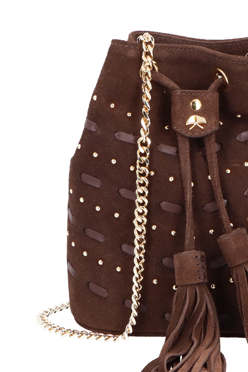 BOLSA BUCKET PEQUENA EM CAMURÇA MARROM CAFÉ COM DETALHES METÁLICOS