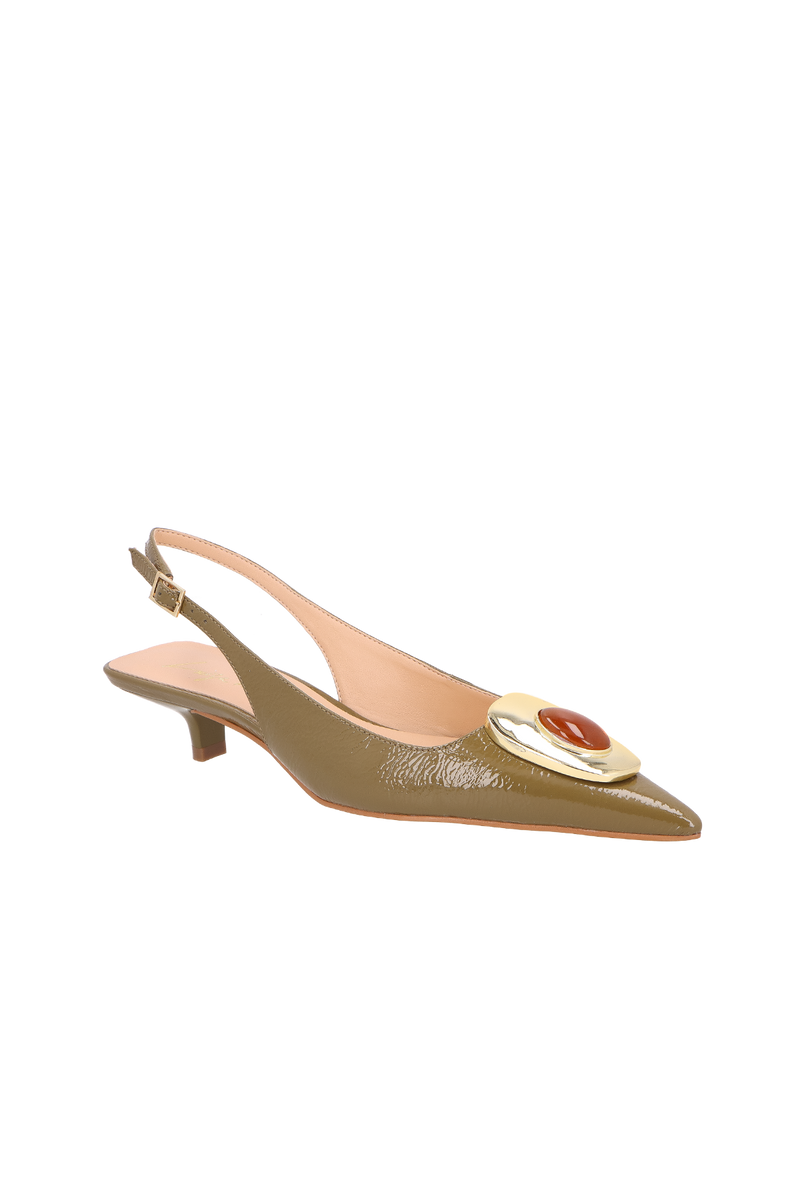 SCARPIN SLINGBACK DE SALTO BAIXO EM VERNIZ VERDE ASPARGO COM APLICAÇÃO METÁLICA