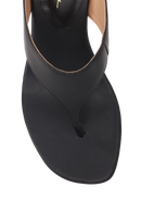 SANDÁLIA COM TIRA ENTRE OS DEDOS EM COURO PRETO