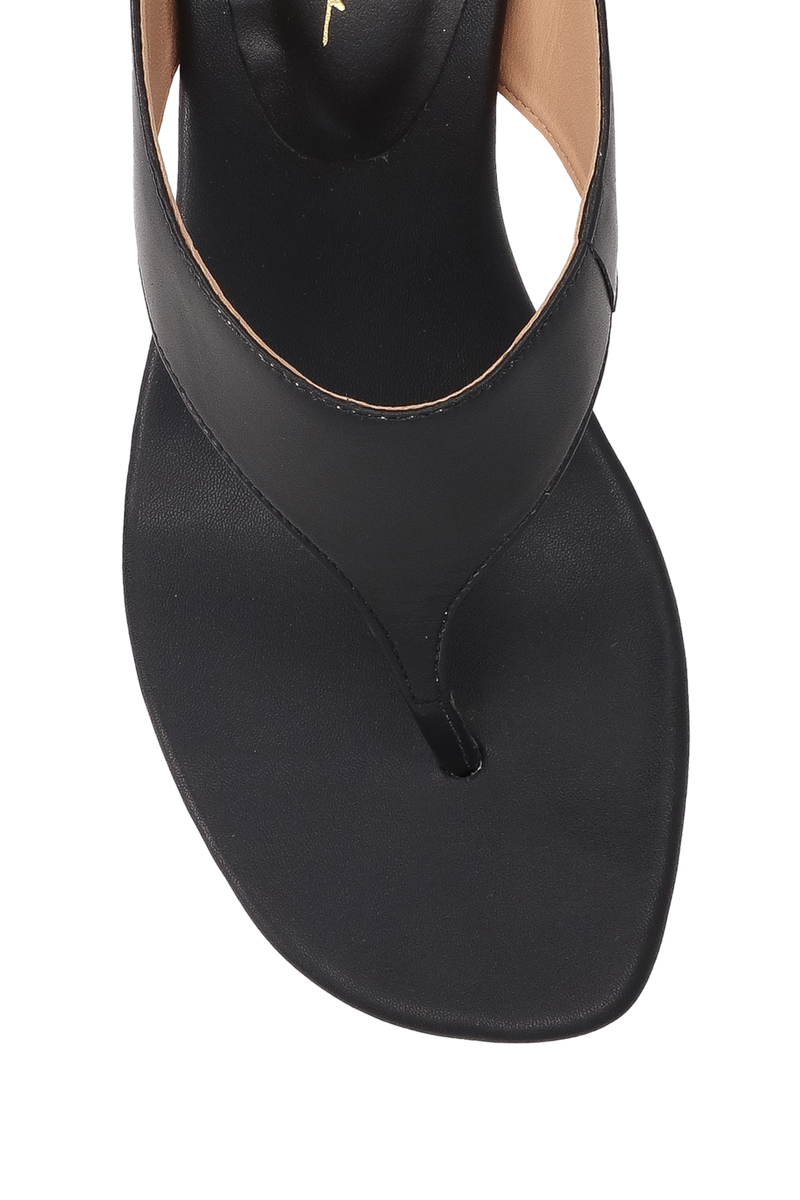 SANDÁLIA COM TIRA ENTRE OS DEDOS EM COURO PRETO