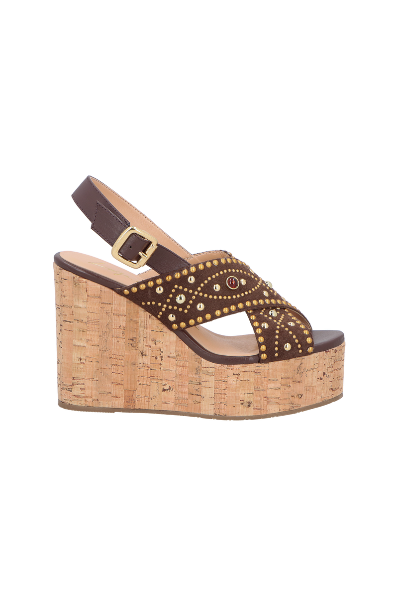 SANDÁLIA PLATAFORMA EM CAMURÇA MARROM CAFÉ COM APLICAÇÕES METÁLICAS