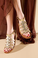 SANDÁLIA RASTEIRA EM COURO DOURADO COM TIRAS E APLICAÇÕES