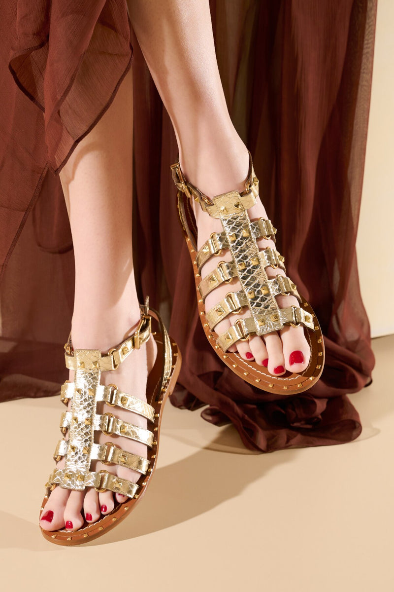 SANDÁLIA RASTEIRA EM COURO DOURADO COM TIRAS E APLICAÇÕES