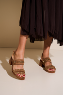 SANDÁLIA EM CAMURÇA CARAMELO COM SALTO BLOCO MÉDIO E APLICAÇÕES METÁLICAS