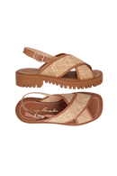 SANDÁLIA TRATORADA EM RÁFIA E COURO CARAMELO COM FIVELA