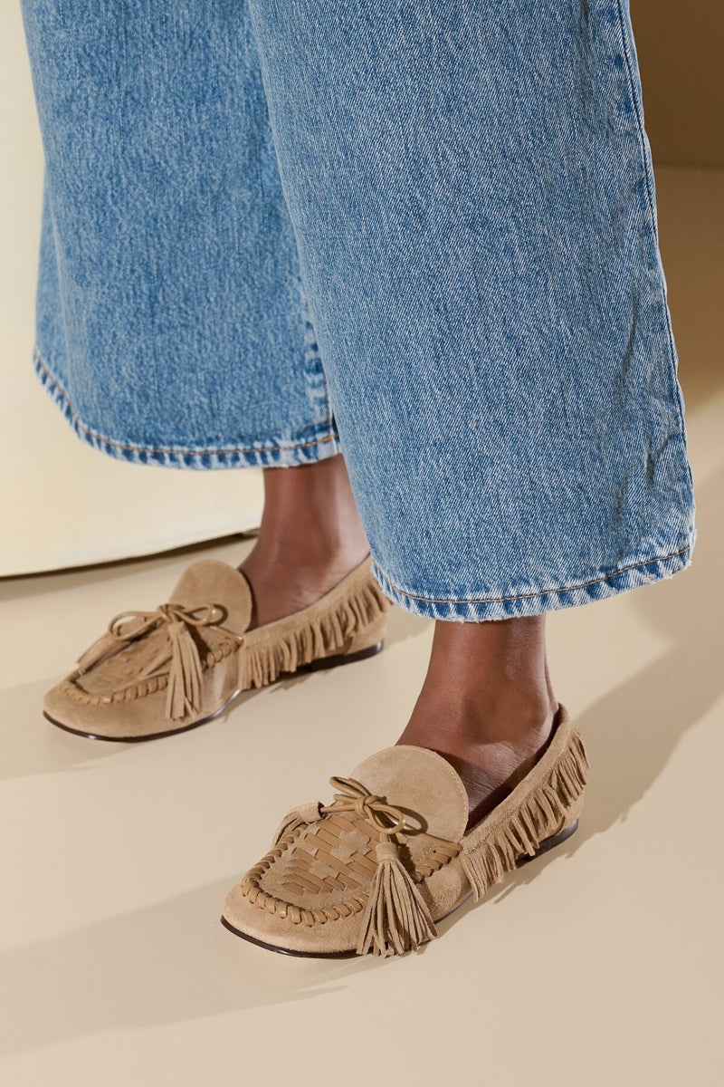 MOCASSIM EM CAMURÇA BEGE FENDI COM FRANJAS