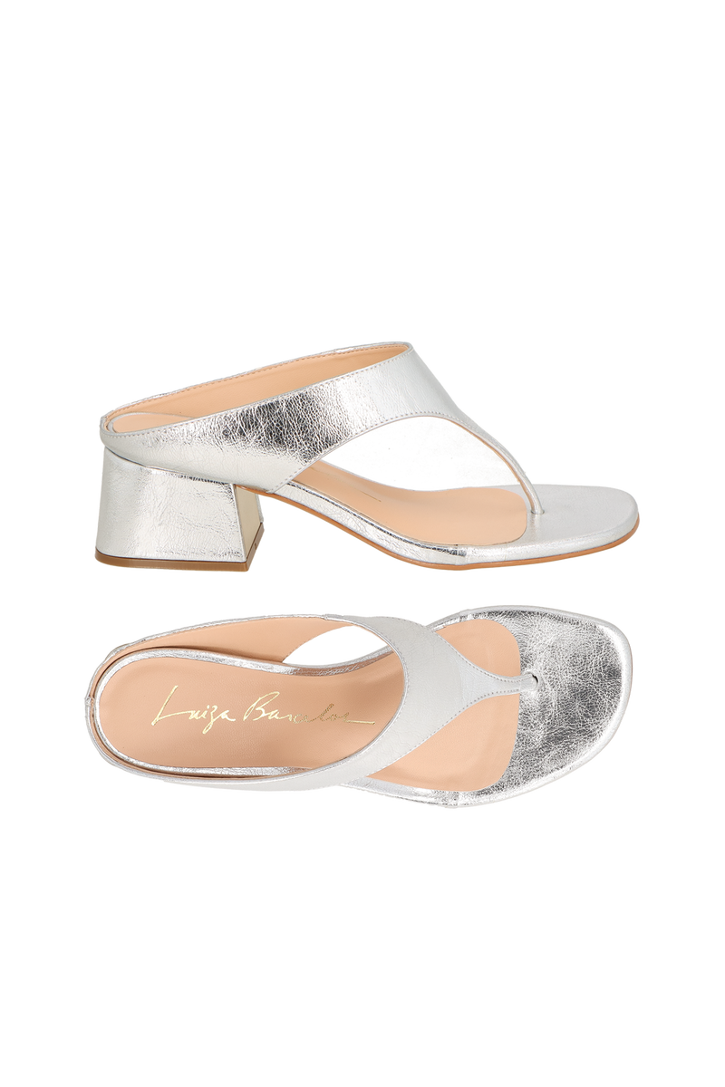 SANDÁLIA SALTO BLOCO MÉDIO COM TIRA ENTRE OS DEDOS METALIZADA PRATA