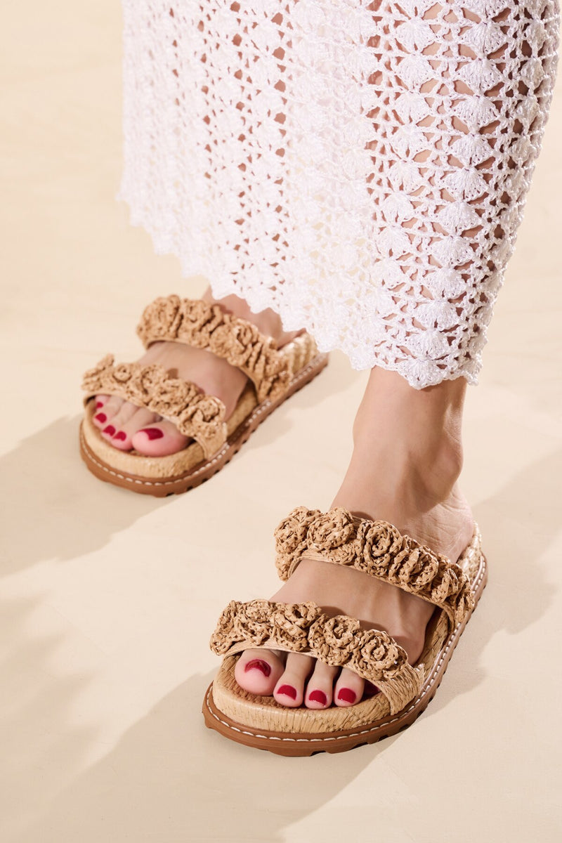 SANDÁLIA PAPETE COM FLORES EM RÁFIA BEGE AREIA