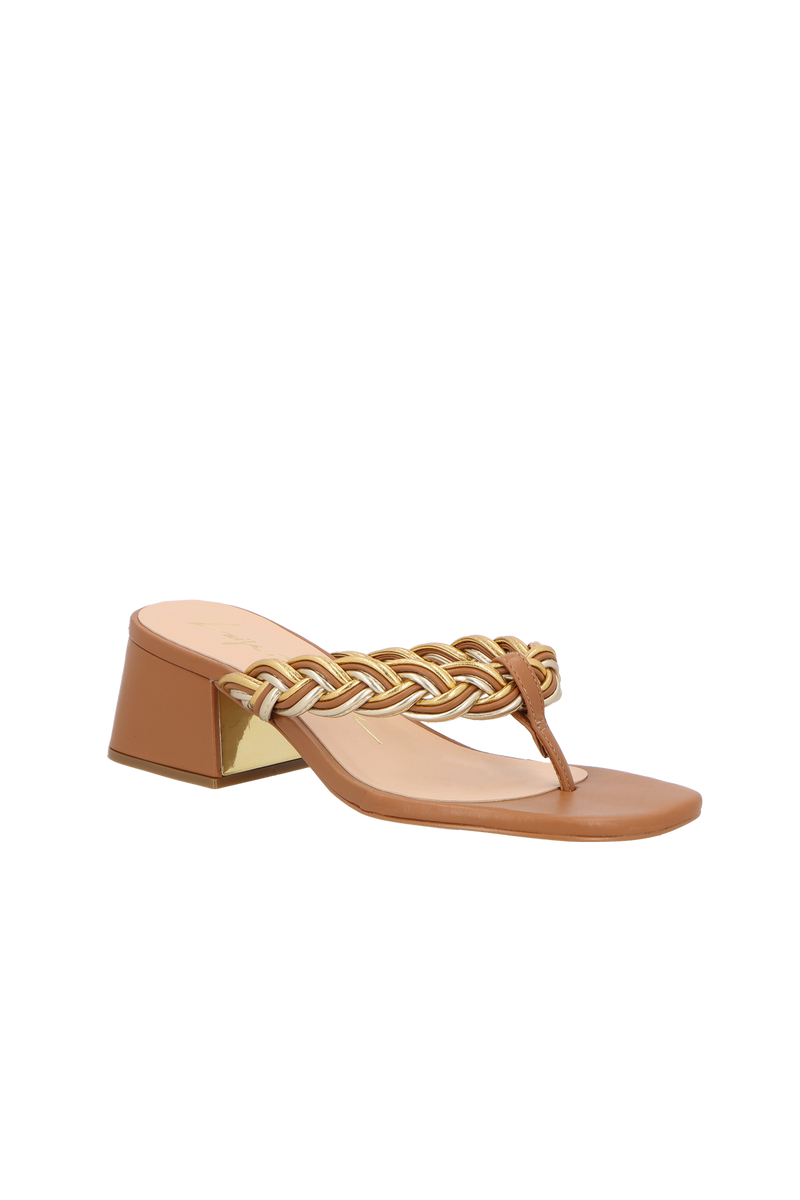SANDÁLIA DE DEDO EM COURO CARAMELO COM TIRAS TRAMADAS E SALTO BLOCO