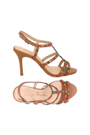 SANDÁLIA DE SALTO ALTO EM COURO CARAMELO COM APLICAÇÃO DE CRISTAIS