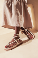 PAPETE EM COURO OFF WHITE COM TIRAS FINAS