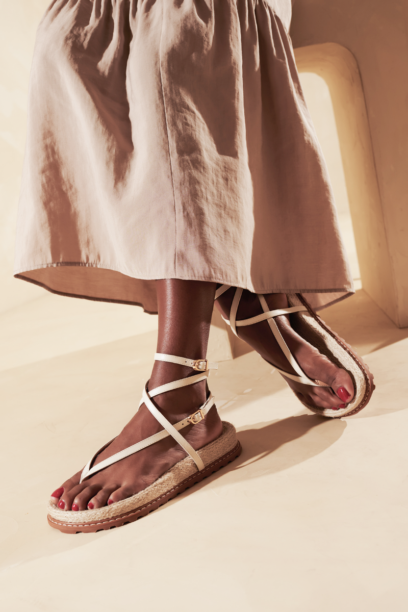 PAPETE EM COURO OFF WHITE COM TIRAS FINAS