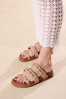 PAPETE TRATORADA CARAMELO EM RÁFIA TRANÇADA COM CRISTAIS