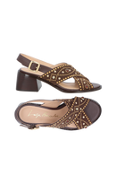 SANDÁLIA EM CAMURÇA MARROM CAFÉ COM SALTO BLOCO E APLICAÇÕES METÁLICAS