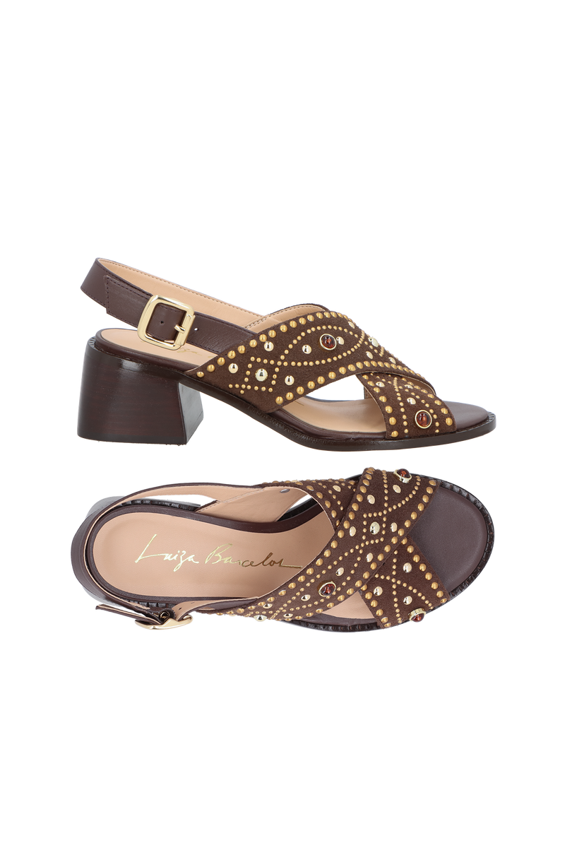 SANDÁLIA EM CAMURÇA MARROM CAFÉ COM SALTO BLOCO E APLICAÇÕES METÁLICAS