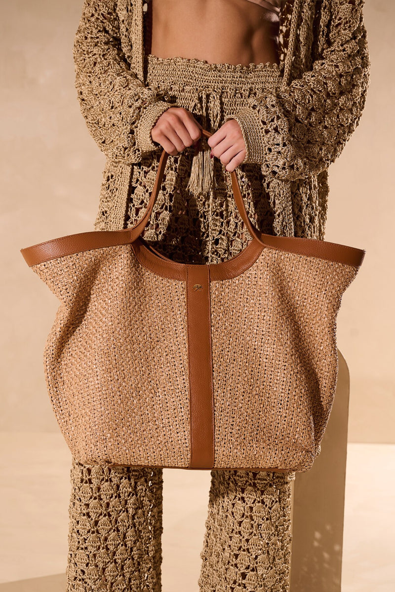 BOLSA SHOPPING GRANDE EM COURO CARAMELO E RÁFIA