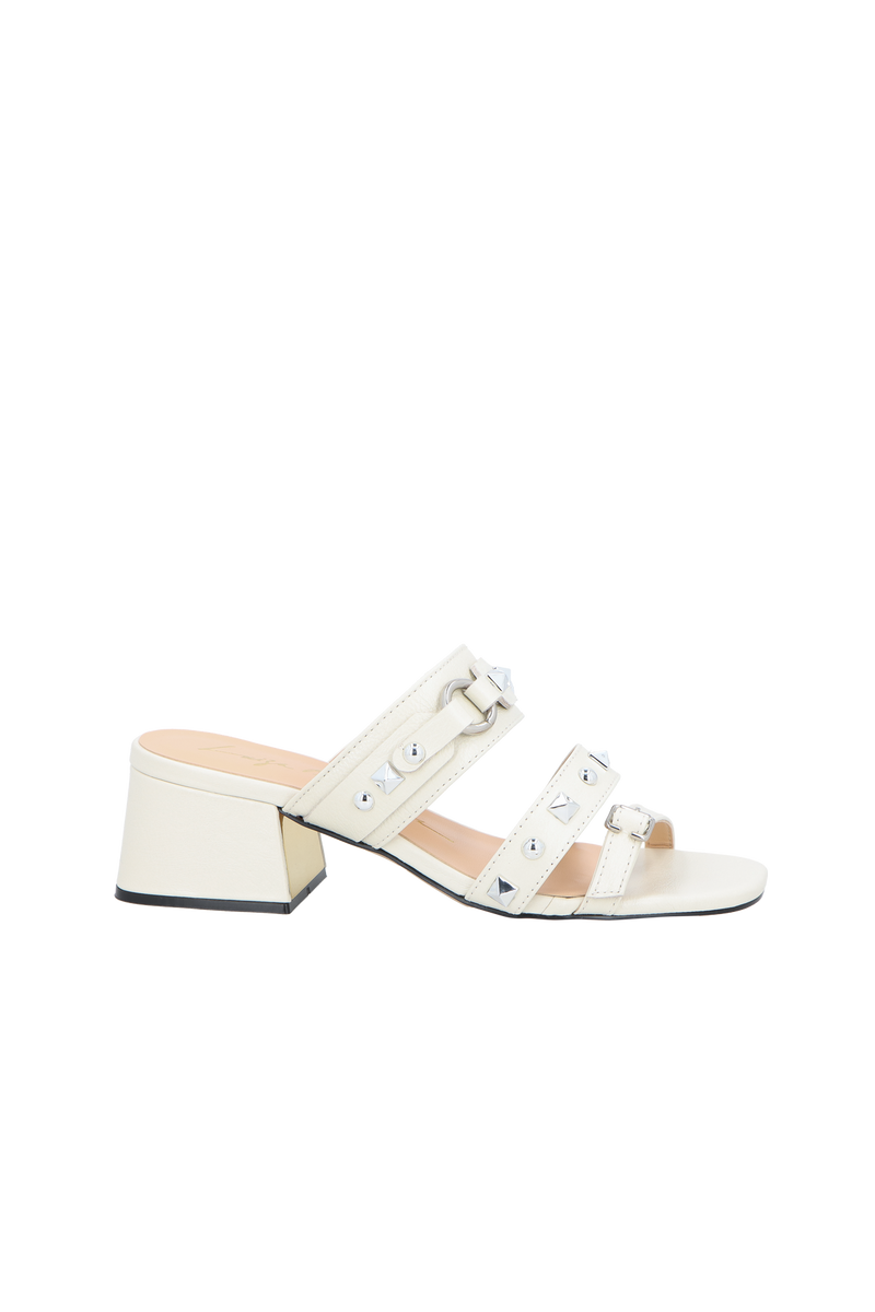 SANDÁLIA MULE SALTO MÉDIO BLOCO EM COURO OFF WHITE COM MIX DE REBITES