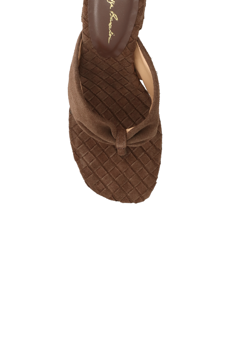 SANDÁLIA DE DEDO EM CAMURÇA MARROM CAFÉ COM SALTO BLOCO TRESSÊ