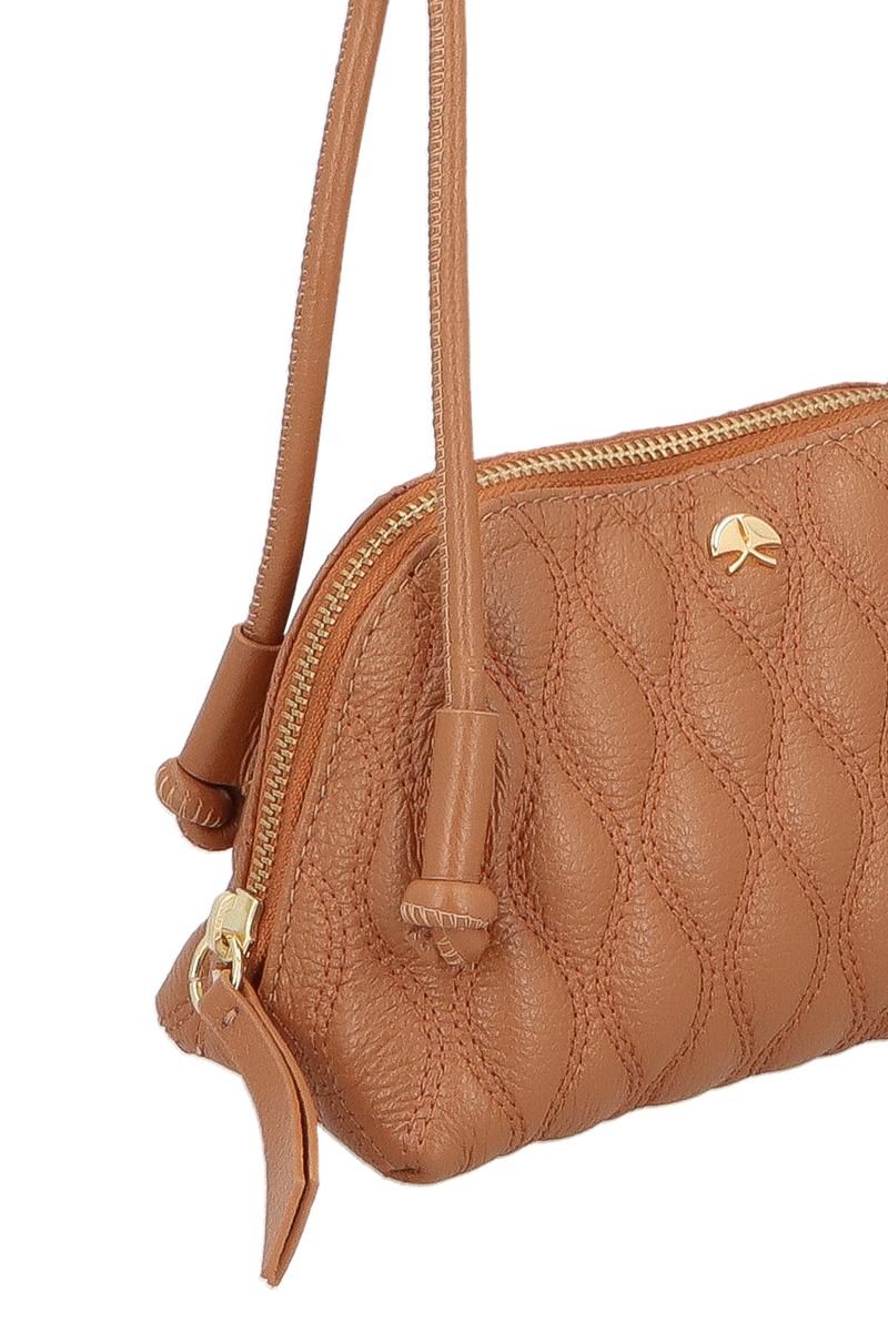 BOLSA PEQUENA EM COURO CARAMELO MATELASSÊ COM ALÇA DE NÓS