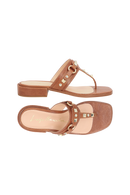 SANDÁLIA DE DEDO EM COURO CARAMELO COM APLICAÇÕES METÁLICAS