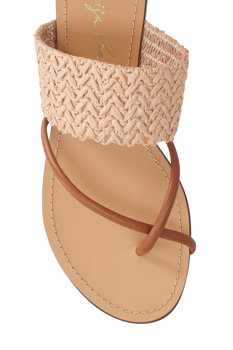 SANDÁLIA RASTEIRA EM COURO CARAMELO E RÁFIA COM TIRAS CRUZADAS