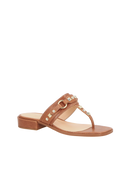 SANDÁLIA DE DEDO EM COURO CARAMELO COM APLICAÇÕES METÁLICAS