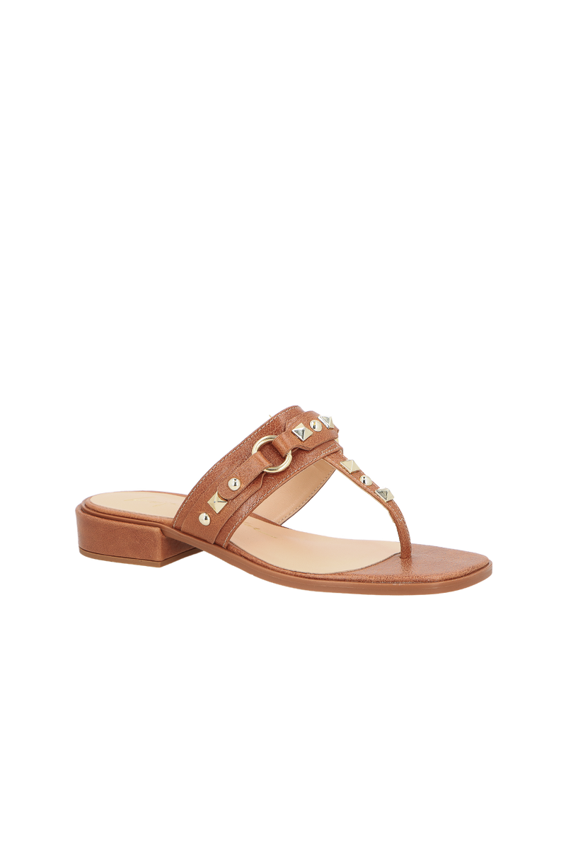 SANDÁLIA DE DEDO EM COURO CARAMELO COM APLICAÇÕES METÁLICAS