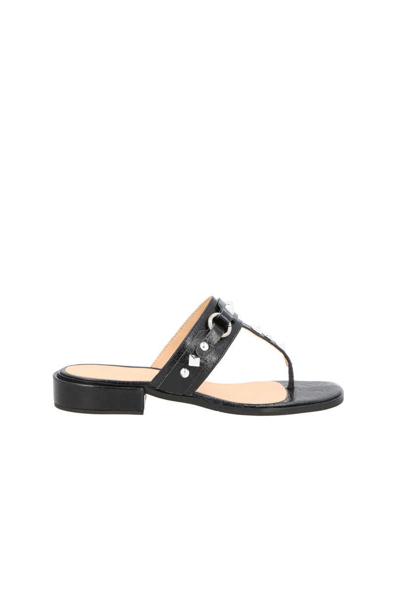 SANDÁLIA DE DEDO EM COURO PRETO COM APLICAÇÕES METÁLICAS