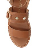 SANDÁLIA RASTEIRA EM COURO CARAMELO COM REBITES OURO