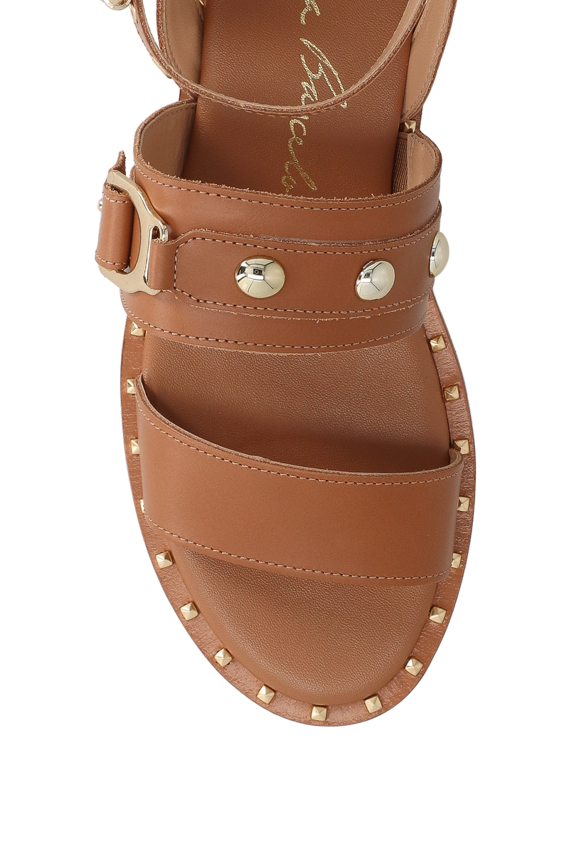 SANDÁLIA RASTEIRA EM COURO CARAMELO COM REBITES OURO