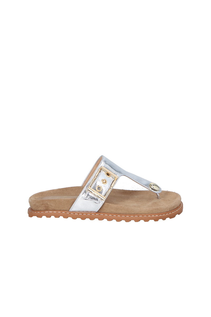 SANDÁLIA PAPETE DE DEDO EM METALIZADO PRATA COM FIVELA