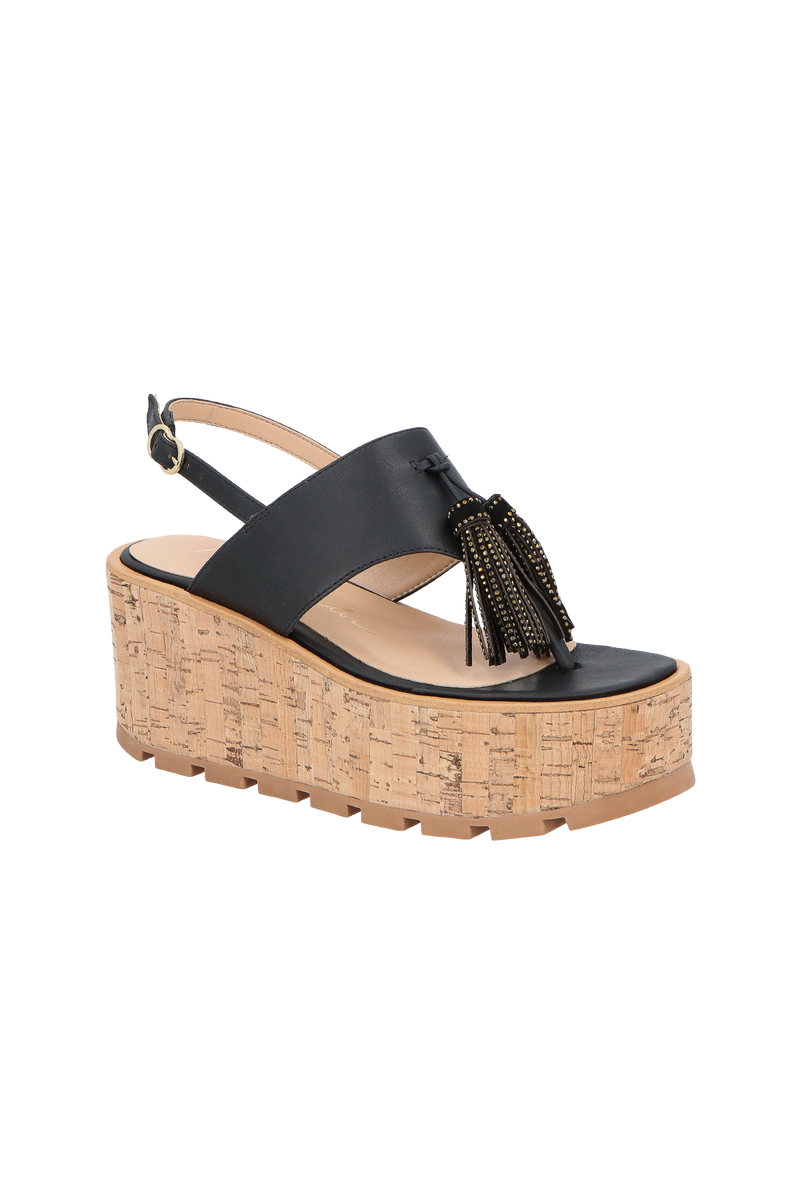 SANDÁLIA PLATAFORMA FLAT EM CAMURÇA BEGE FENDI COM PINGENTE DE TASSELS