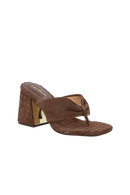 SANDÁLIA DE DEDO EM CAMURÇA MARROM CAFÉ COM SALTO BLOCO TRESSÊ