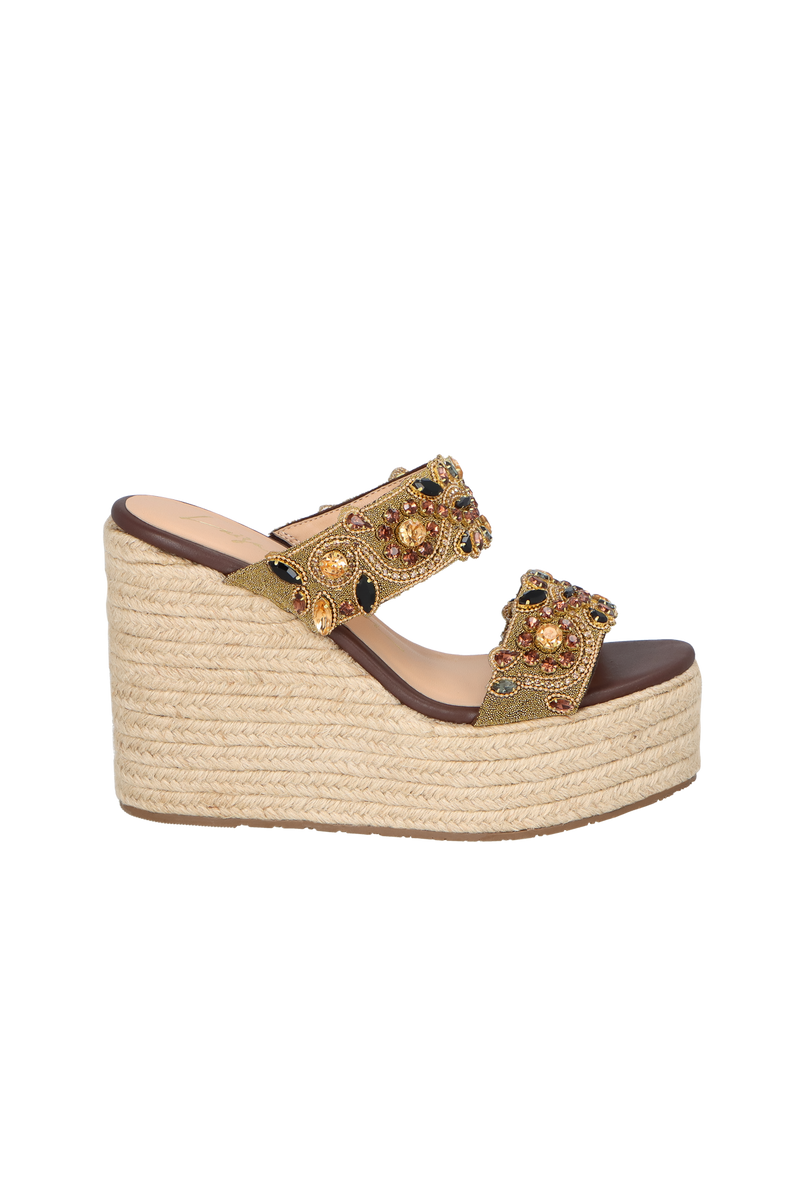 SANDÁLIA ANABELA COM PEDRARIA EM TONS TERROSOS E JUTA