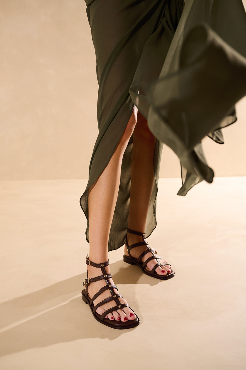 SANDÁLIA RASTEIRA EM COURO MARROM CAFÉ COM RECORTES