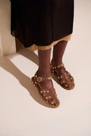 SANDÁLIA PESCADORA EM CAMURÇA CARAMELO COM APLICAÇÕES METÁLICAS